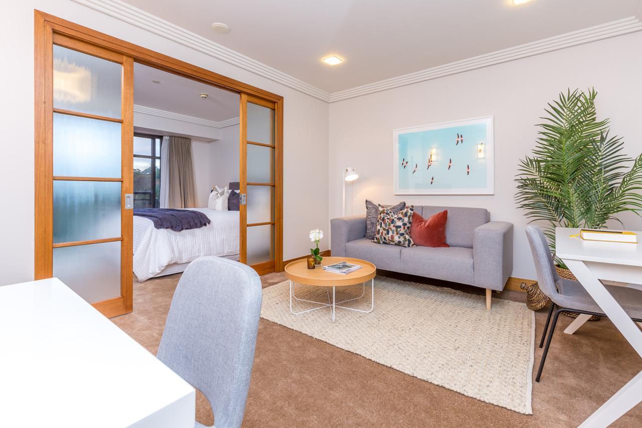Stylish Central City Apartment With Pool And Gym Auckland Exteriör bild