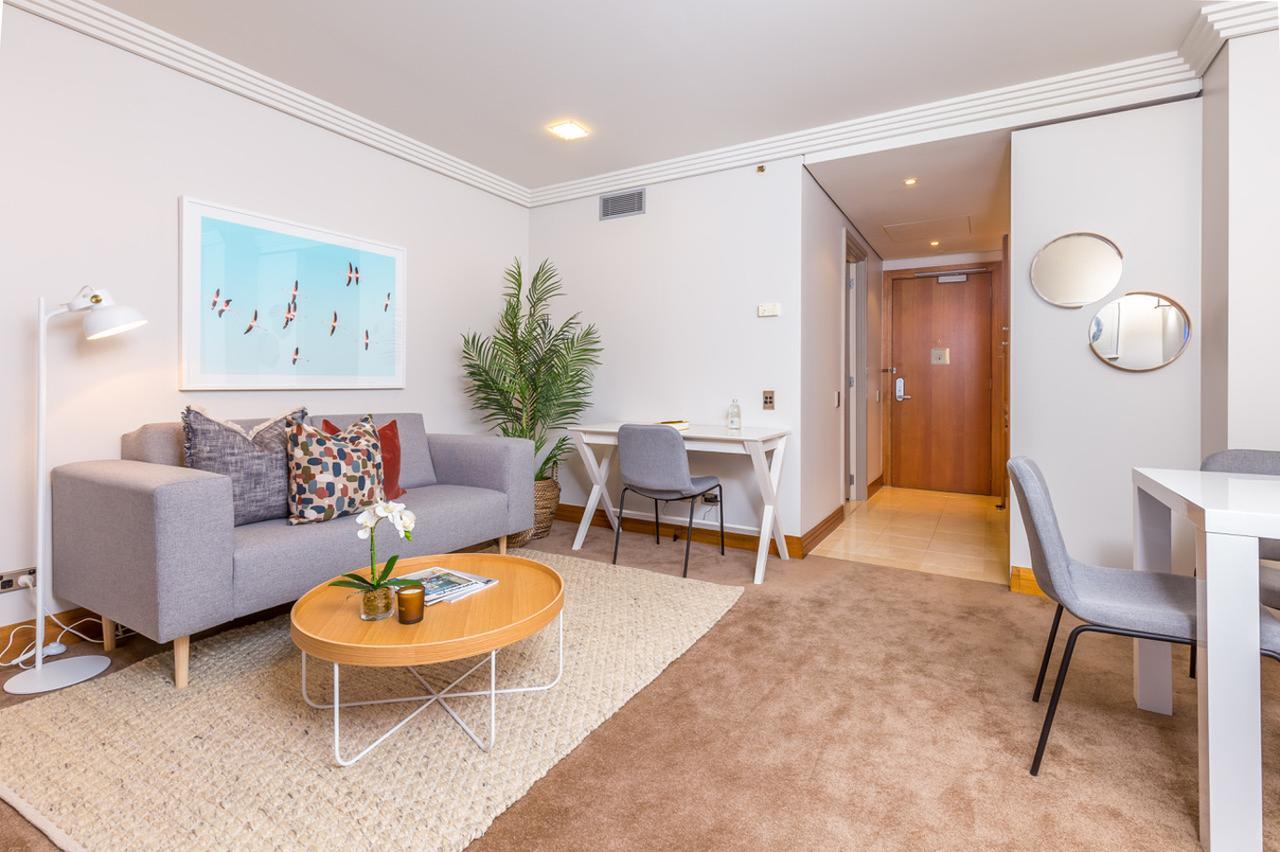Stylish Central City Apartment With Pool And Gym Auckland Exteriör bild