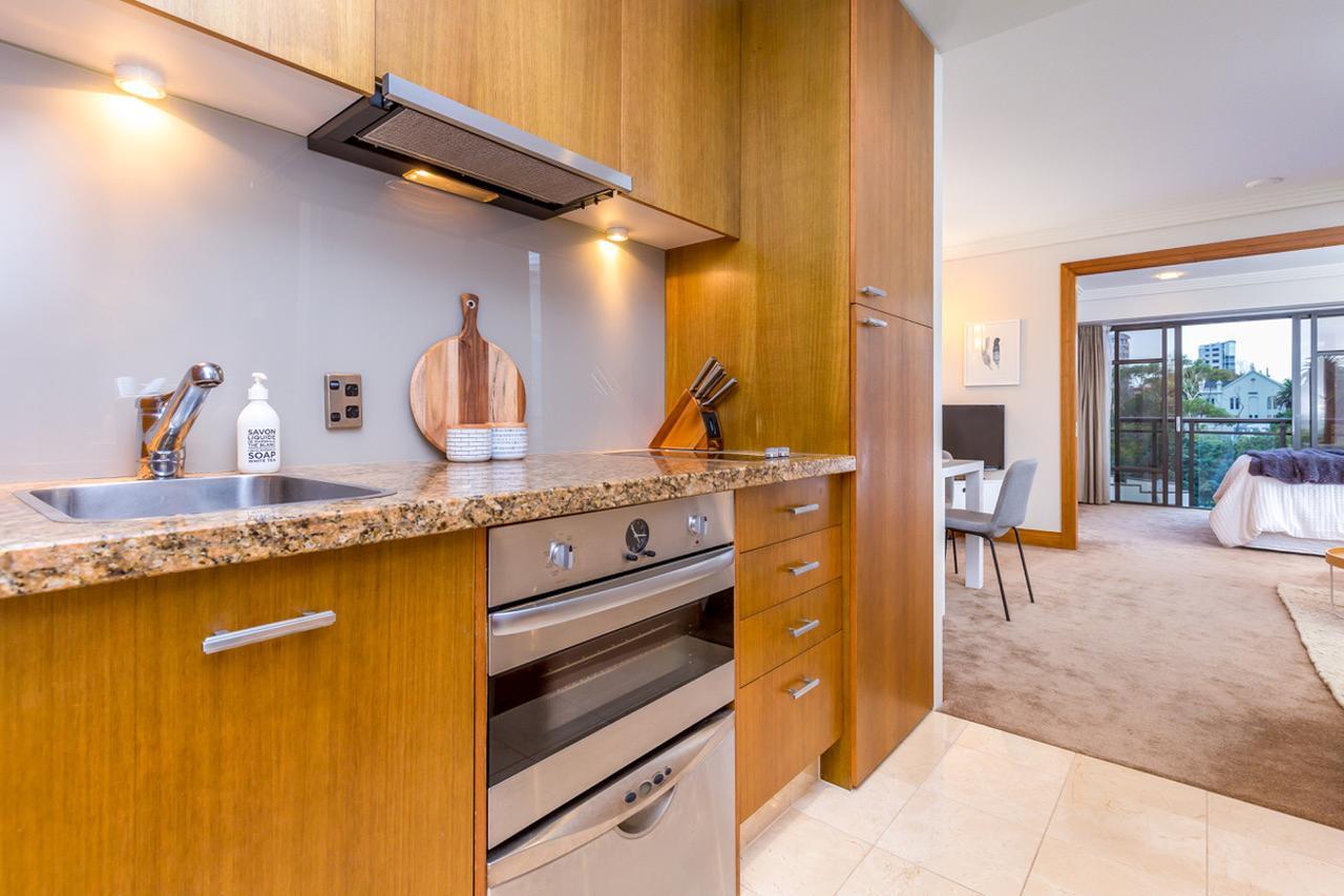 Stylish Central City Apartment With Pool And Gym Auckland Exteriör bild